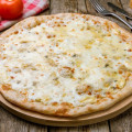 Pizza with white cheese