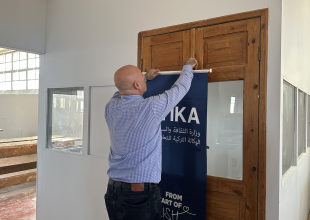 جمعية المشروع الإنشائي العربي تستلم معدات وماكينات لورشة النجارة بدعم من الوكالة التركية للتعاون والتنسيق (تيكا)