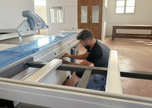 جمعية المشروع الإنشائي العربي تستلم معدات وماكينات لورشة النجارة بدعم من الوكالة التركية للتعاون والتنسيق (تيكا)