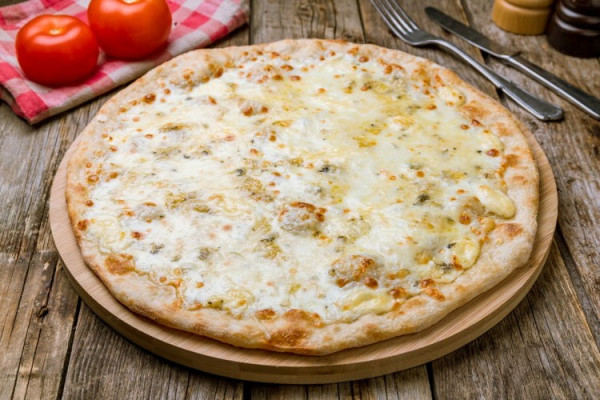 Pizza with white cheese